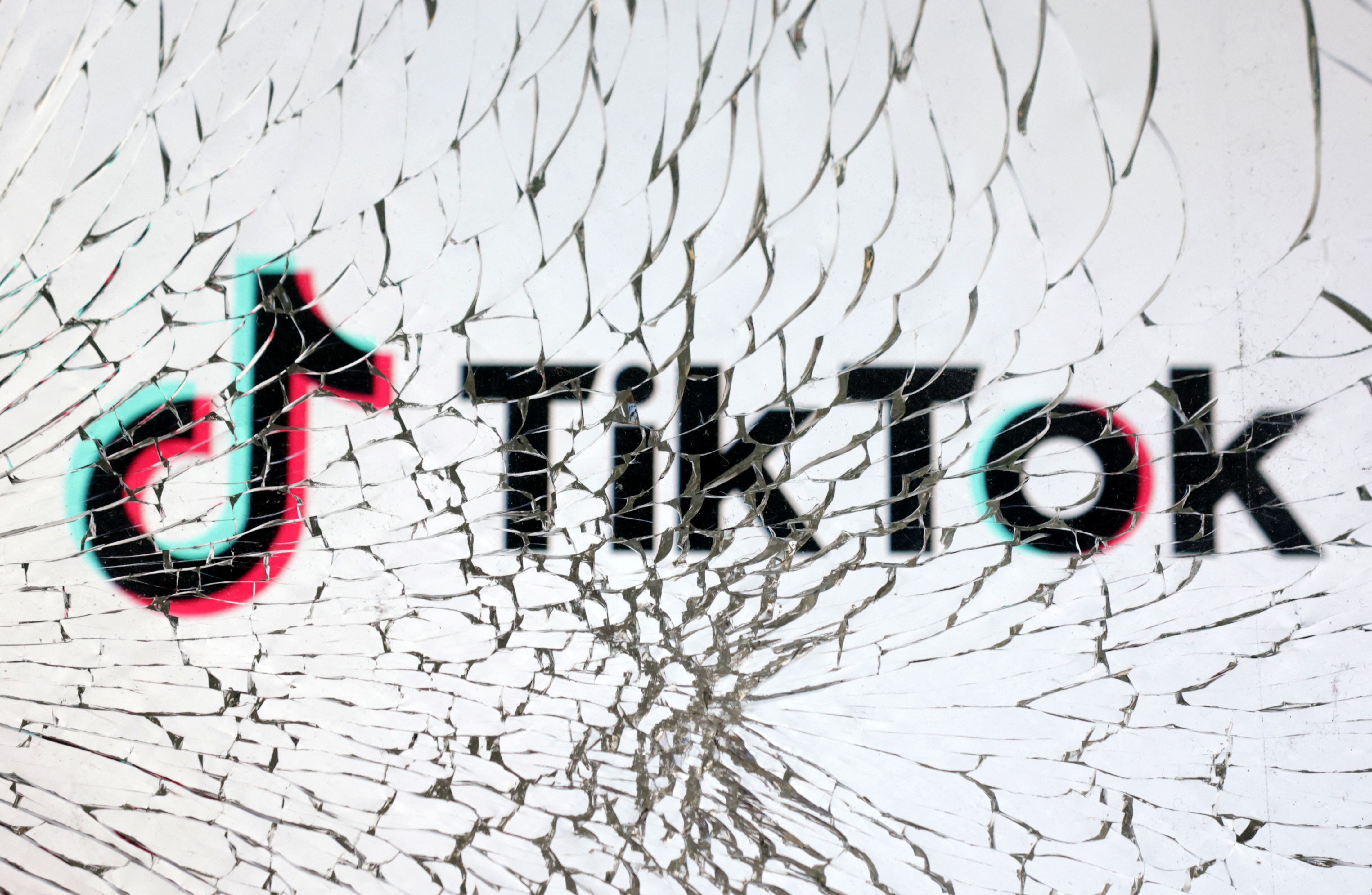 El TikTok sobre una pantalla de smartphone rota (REUTERS/Dado Ruvic/Illustration)