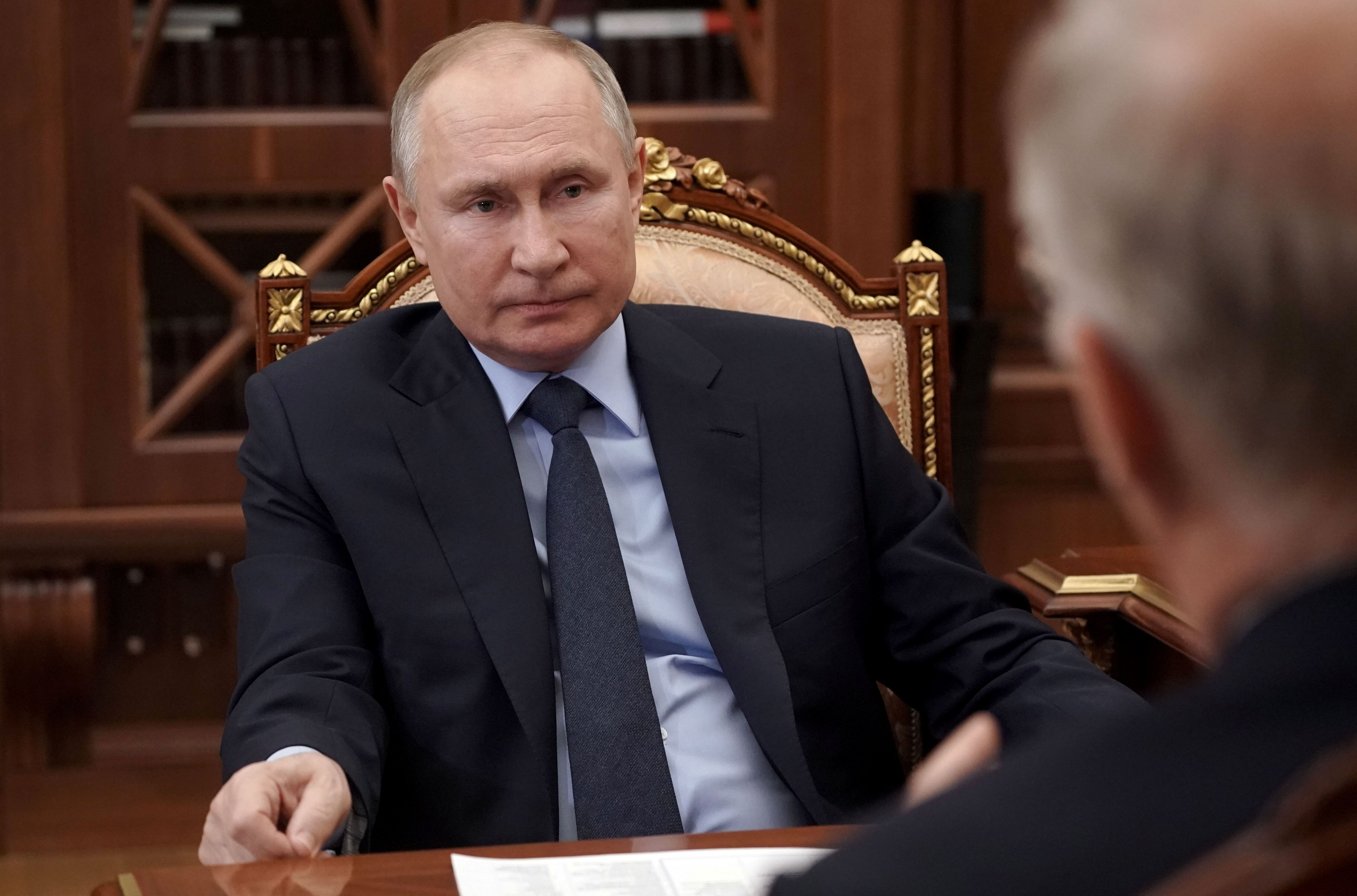 Vladimir Putin, durante una reunión con el jefe del equipo que desarrolla vacunas en Rusia, Kirill Dmitriev (Sputnik/Alexei Druzhinin/Kremlin via REUTERS)