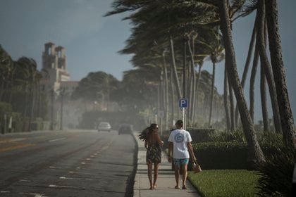 Los vientos ya se hacían sentir en Palm Beach (AP)