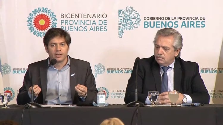 Fernández en la firma de convenios que ayer se hizo en La Plata, con municipios de la primera y tercera sección electoral.