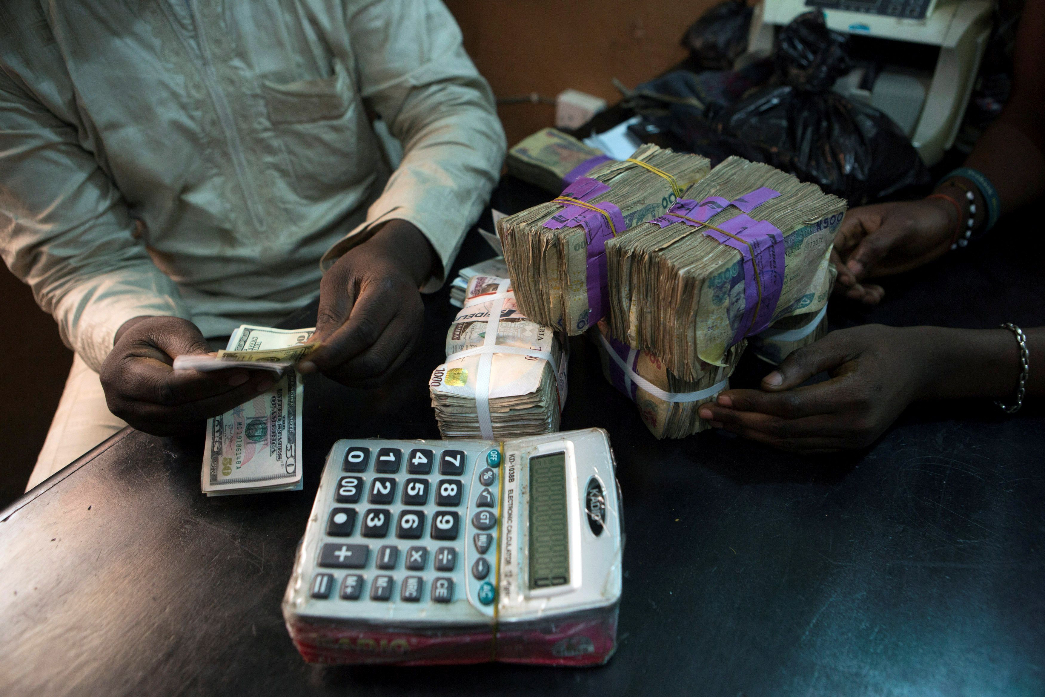 Dólares y nairas en una casa de cambios de Lagos, Nigeria. REUTERS/Joe Penney/File Photo