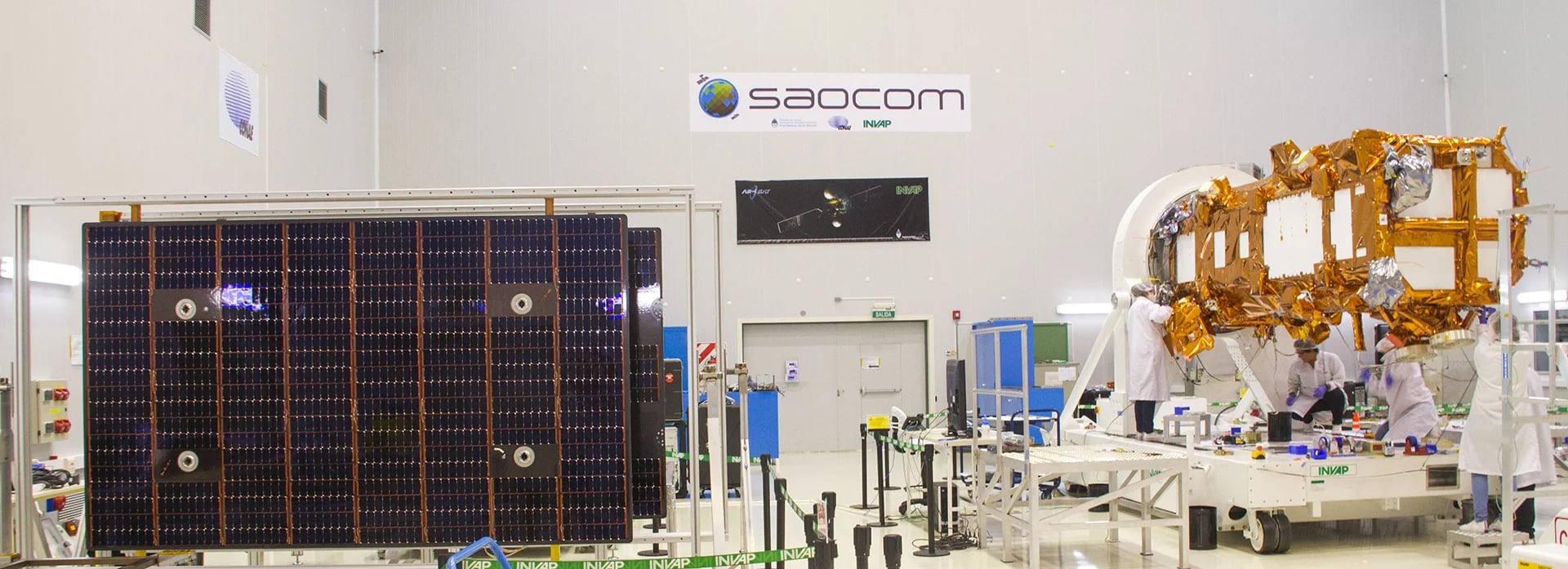 Plataforma satelital y paneles solares en INVAP, una de las empresas que participó en el desarrollo del satélite (CONAE).
