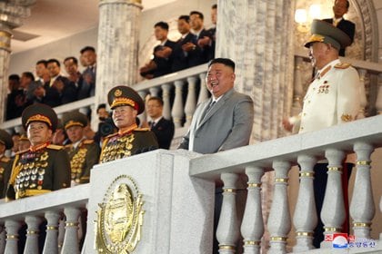 El dictador Kim Jong-un presenció el desfile militar