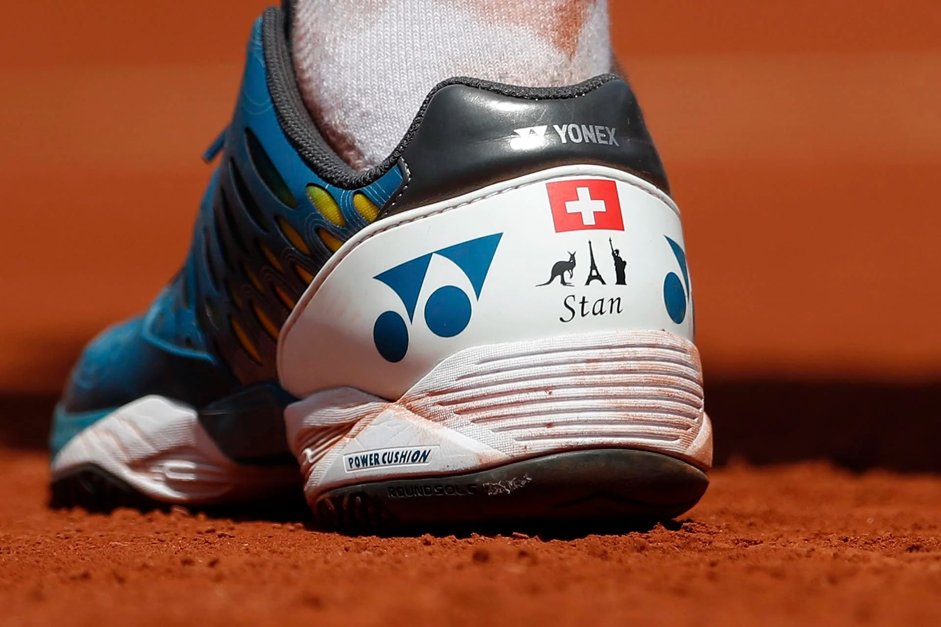 Las zapatillas del tenista suizo Stan Wawrinka en la seminifinal de Roland Garros lucen su nombre y las imágenes de un Wallaby, la Torre Eiffel y la Estatua de la Libertad por los tres lugares donde ganó títulos Grand Slam