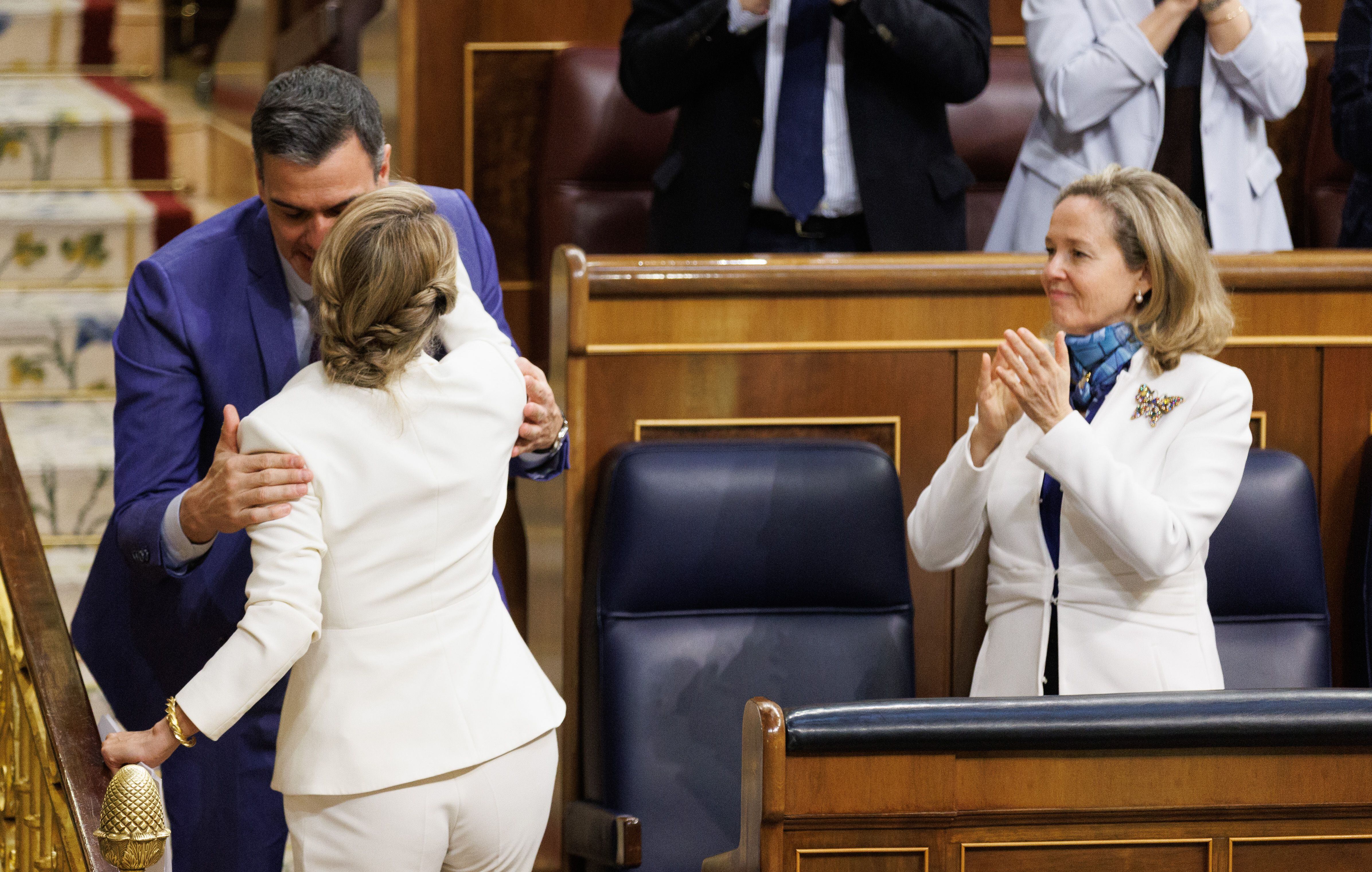 El presidente del Gobierno, Pedro Sánchez, y la vicepresidenta segunda, Yolanda Díaz, se saludan tras la intervención de esta última en la moción de censura. (Eduardo Parra / Europa Press)