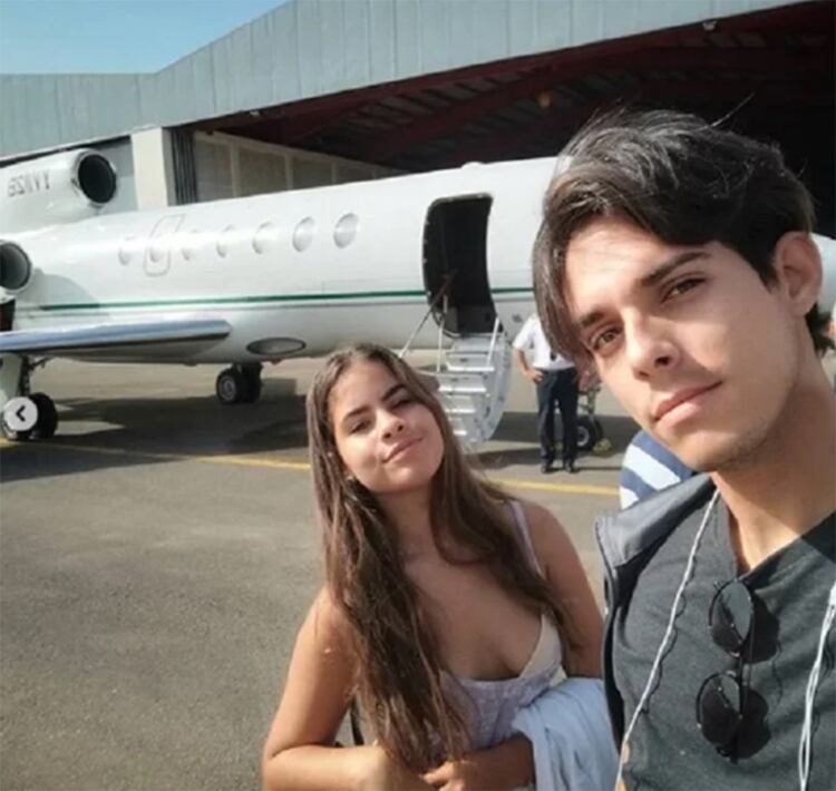 Manuel Alejandro Marrero Medina, hijo del primer ministro cubano, junto a su hermana Mariam Ramos a punto de abordar uno de los aviones privados que Hugo Chávez le regaló a la dictadura de La Habana (Manuel Marrero / Instagram)