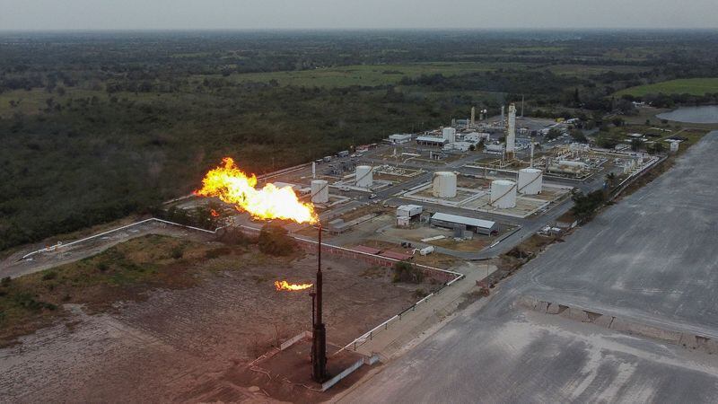 Quema de gas en la planta Perdiz de la compañía estatal de energía Petróleos Mexicanos (Pemex), en Tierra Blanca, estado Veracruz, México. 17 de febrero de 2023. REUTERS/Raquel Cunha | Archivo
