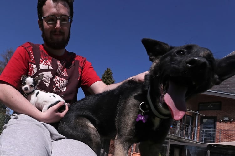 Un hombre con su perro en Wavre, Bélgica (REUTERS/Yves Herman)