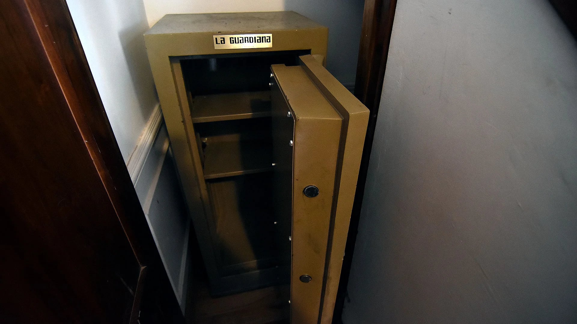 Detrás de una de las puertas, los funcionarios también encontraron una enorme caja fuerte (Nicolás Stulberg)