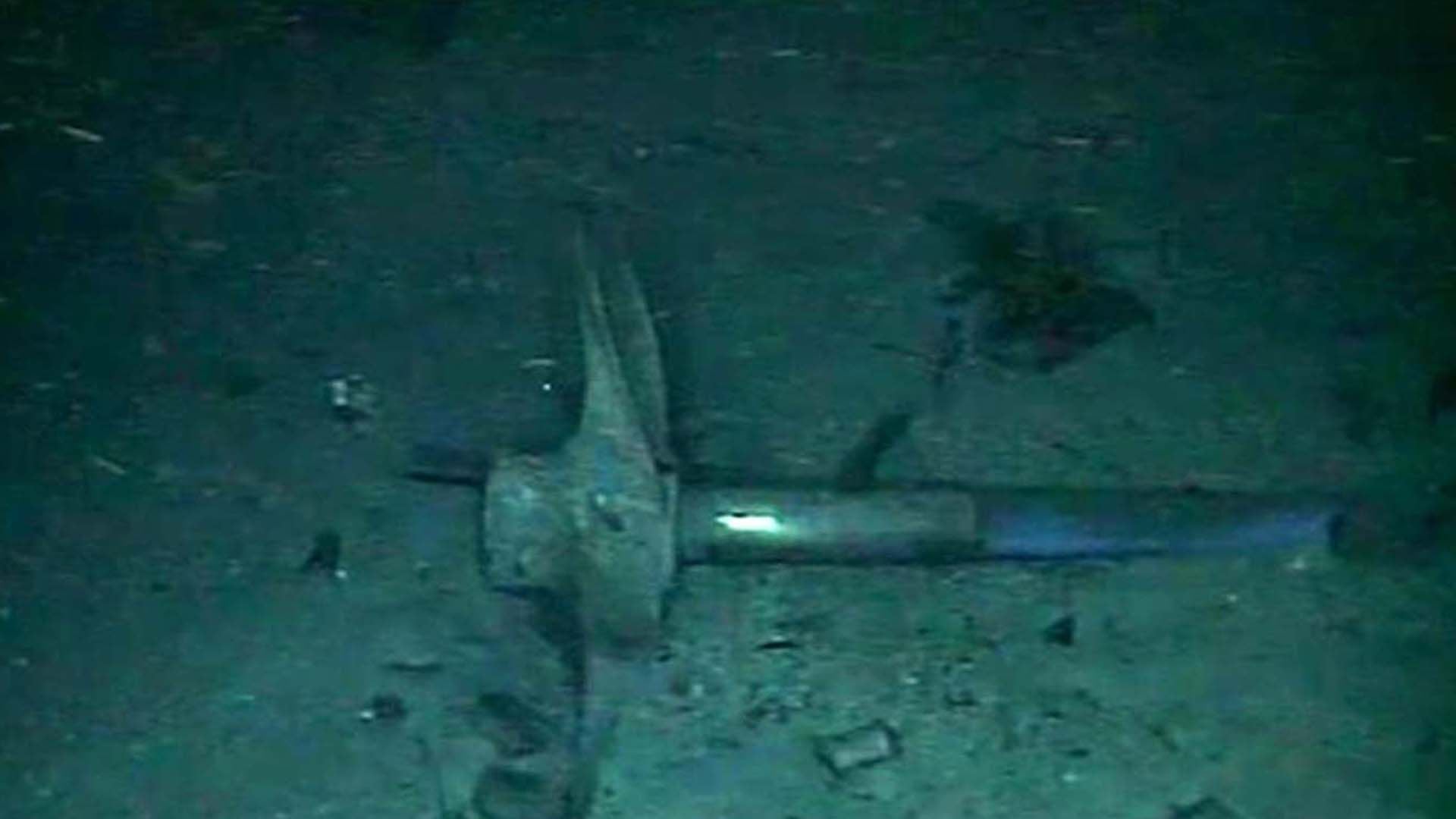 Restos del submarino. El San Juan se precipitó hacia las profundidades marinas luego de la explosión en una de sus baterías. Al alcanzar una profundidad de aproximadamente 700 metros, su resistencia estructural colapsó por acción de la presión hidrostática que envolvía al submarino y que equivalió a unas 70 veces la presión atmosférica. Su descenso terminó al impactar con su proa en el lecho marino a 907 metros de profundidad