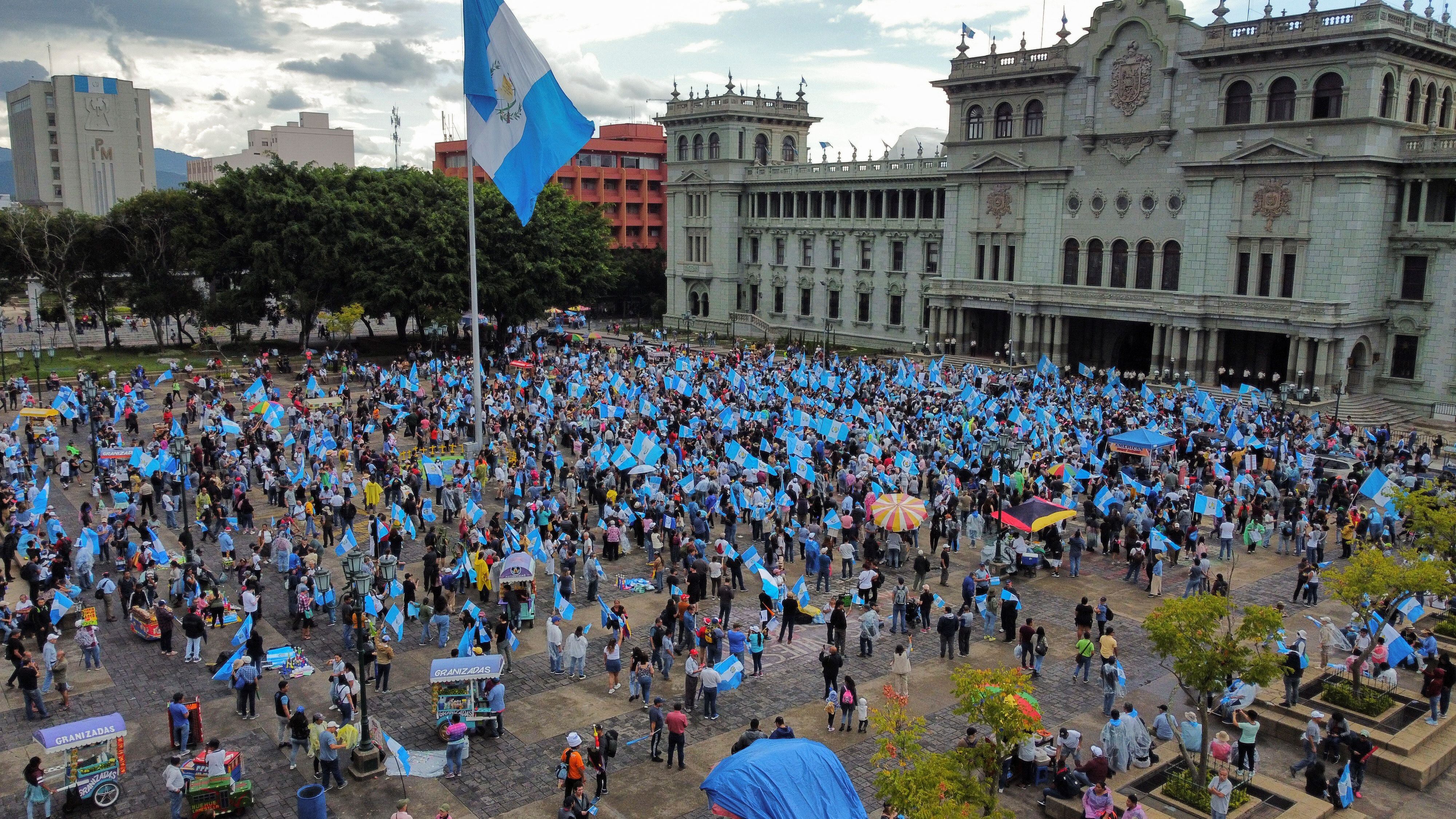 Manifestación en apoyo a Bernardo Arévalo en Ciudad de Guatemala (Reuters)