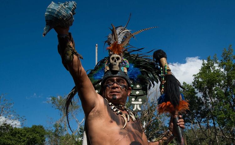 Una persona participa  ritos mayas en las ruinas mexicanas de Chichén Itzá. (EFE/Cuauhtémoc Moreno)