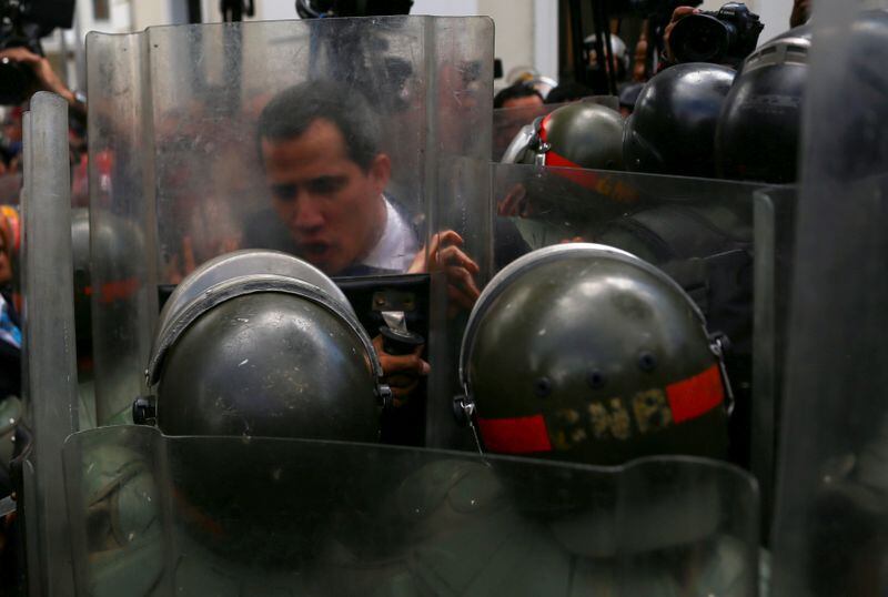 Miembros de las fuerzas de seguridad intentan impedir el paso del presidente de la Asamblea Nacional de Venezuela y líder de la oposición, Juan Guaidó, en Caracas. 7 de enero de 2020 (REUTERS/Fausto Torrealba)