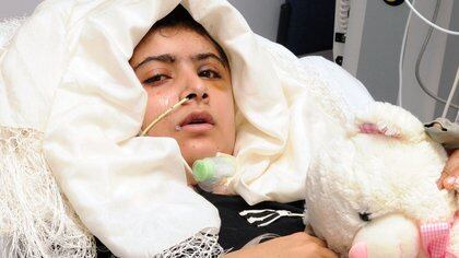 Malala tenía 15 años cuando sufrió un brutal atentado —una de las balas le dio en la cabeza— por su campaña contra la prohibición del régimen talibán a la educación de las mujeres. 