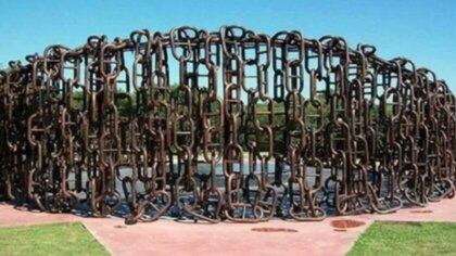 Monumento de las cadenas en la Vuelta de Obligado