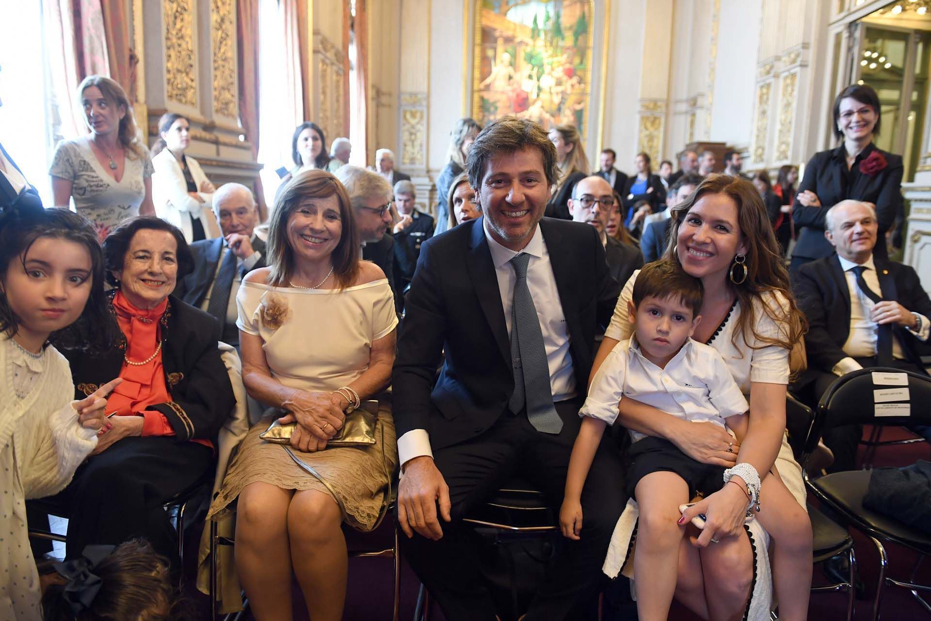 Juan Mahiques junto a su abuela, su madre, su mujer y su hijito Bautista poco antes de la jura.