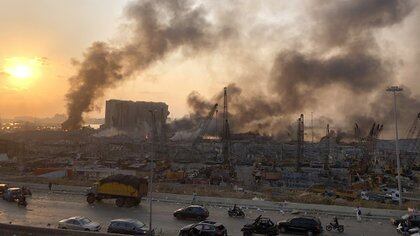 El humo todavía saliendo de la zona de la explosión en el puerto de Beirut. REUTERS/Issam Abdallah