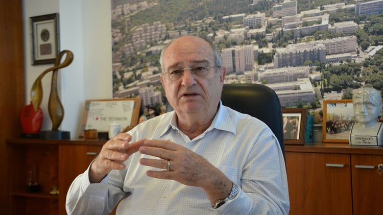 Peretz Lavie, en su oficina de Presidente de la Universidad Technion, donde recibió a Infobae. (Marcelo Raimon)