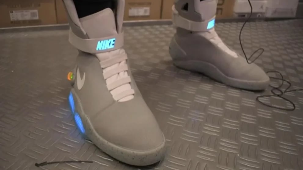 Los característicos Nike Air MAG de la película ''Volver al fueron vendidos en - Infobae