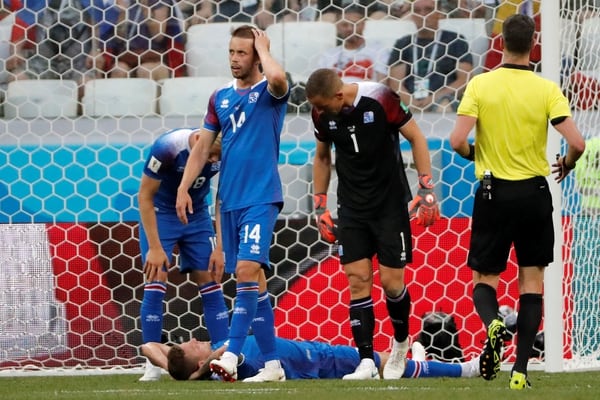 Desligarse por completo de la pelota, como Islandia, tampoco dio éxito en Rusia (REUTERS)