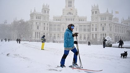 Un hombre salió a practicar esquí en Madrid (GABRIEL BOUYS / AFP)