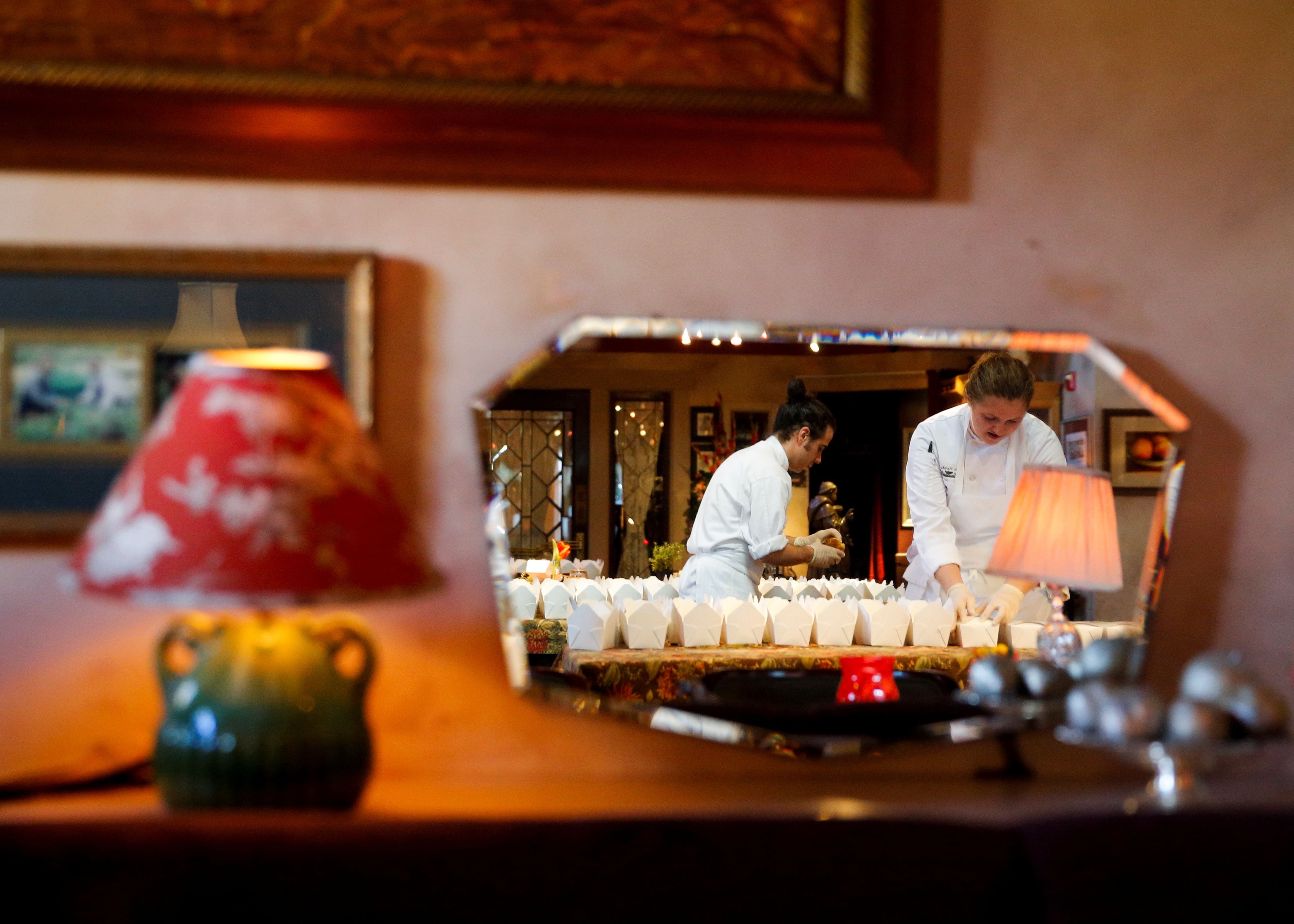 Las perspectivas económicas y las medidas preventivas que requieren los restaurantes, pone en duda el bienestar de sus empleados (Foto: Reuters/Lindsey Wasson)