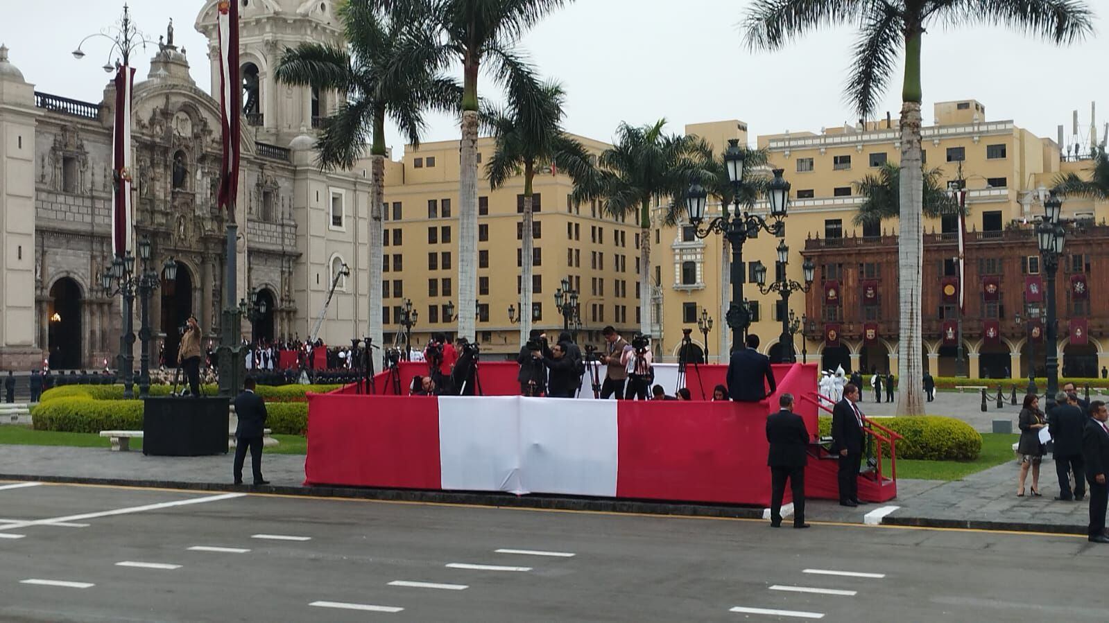 Plaza de Armas de Lima abarrotado de delegaciones de la Policía Nacional y de la Guardia del Ejército por Fiestas Patrias | Infobae Perú