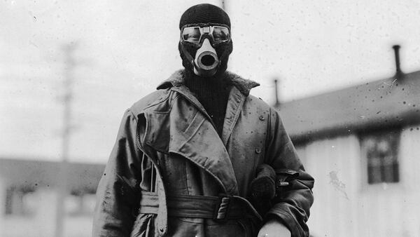 Un piloto no identificado lleva un tipo de aparato de respiraciÃ³n Museo de la Primera Guerra Mundial de Kansas 163