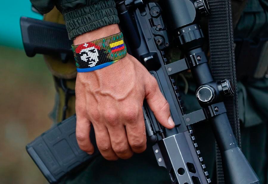 Fotografía de archivo de la mano de un guerrillero de la disidencia de las FARC sosteniendo un fusil. EFE/Ernesto Guzmán