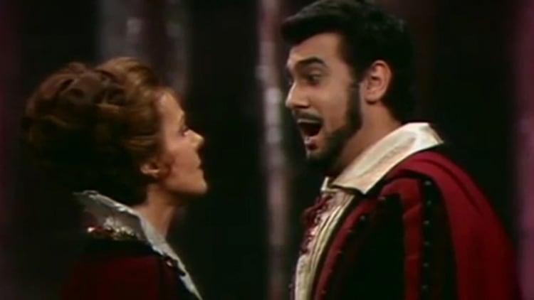Placido Domingo cantando en la ópera El Trovador de Giuseppe Verdi.