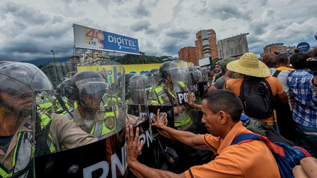 Las protestas en las calles son diarias (AFP)