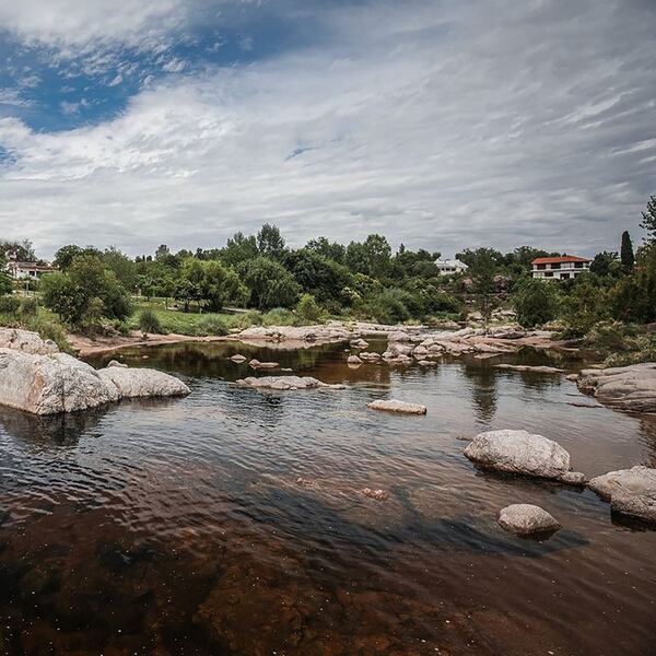 Sus aguas frías, mineralizadas gracias al corredor de roca, tienen fama de ser curativas. Corre de este a oeste, salvando el faldeo de la sierra por fuertes pendientes y saltos de agua, para encajonar en valles perdidos con playas solamente invadidas por el canto de las aves