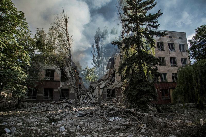 FOTO DE ARCHIVO: El humo se eleva sobre los restos de un edificio destruido por un ataque militar, mientras continúa el ataque de Rusia a Ucrania, en Lisichansk, región de Luhansk, Ucrania 17 de junio de 2022.  REUTERS/Oleksandr Ratushniak/File Photo