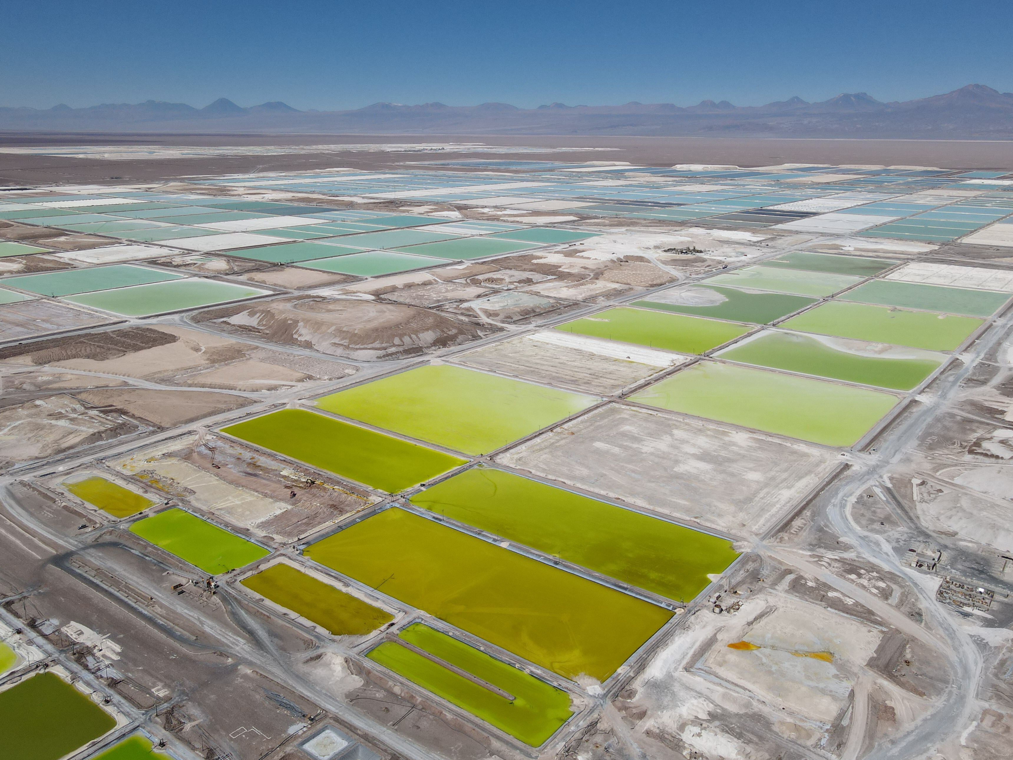 Panorámica de varias piscinas de salmuera para la producción de litio, explotadas por la empresa Sociedad Química y Minera de Chile (SQM), en el Salar de Atacama (Chile). EFE/Adriana Thomasa

