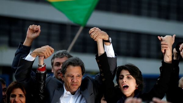 Fernando Haddad junto a su fórmula a la vicepresidencia Manuela d’Avila. (REUTERS/Rodolfo Buhrer)