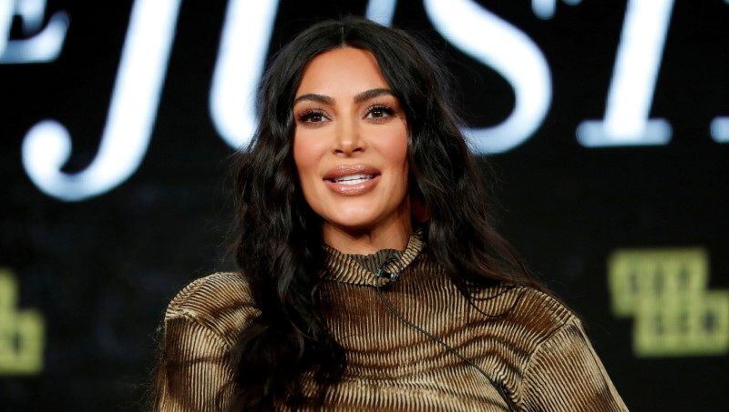 Kim Kardashian reveló en 2023 que su hermana Kylie fue quien encontró el arete de diamante perdido en Bora Bora. (Créditos: REUTERS/Mario Anzuoni)