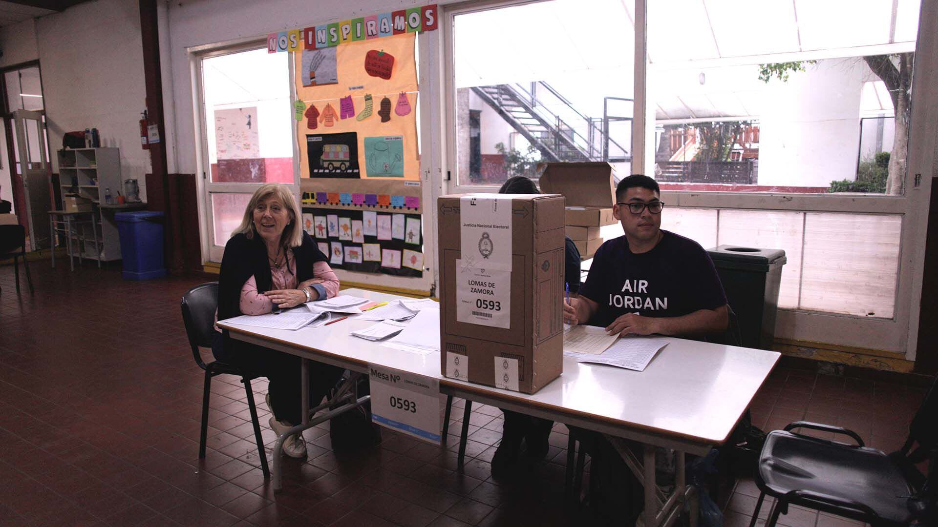 Elecciones 2023 - urnas mesas gente votando