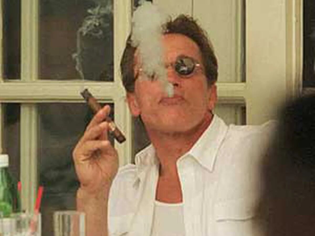 arnold schwarzenegger fumando hierba gif
