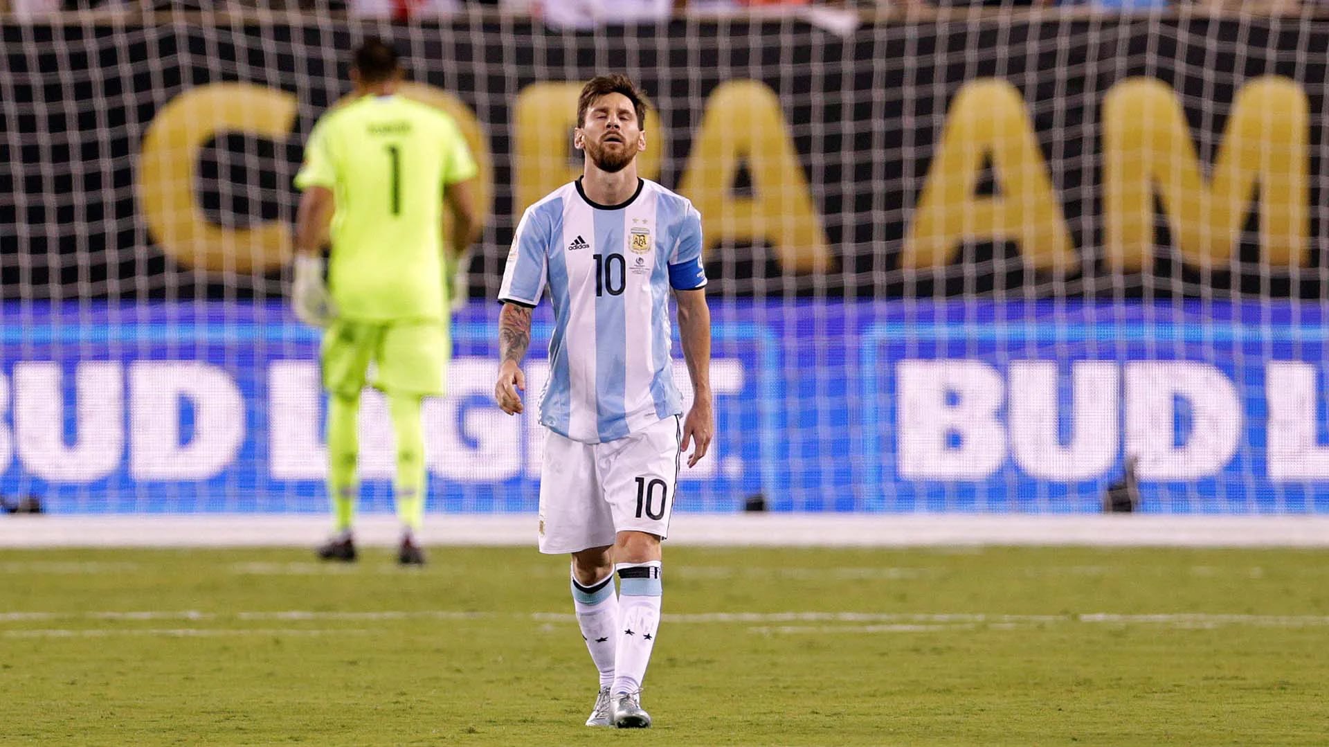 Messi ya erró el penal y es el inicio de su debacle en la final (AFP)