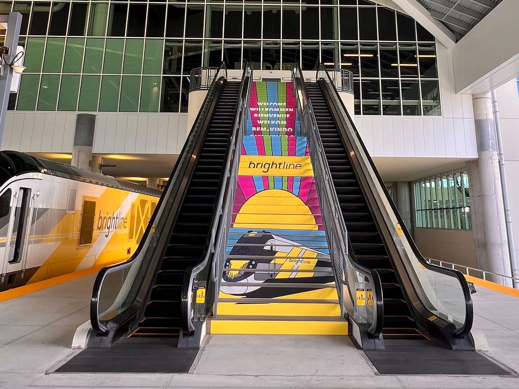Escalera de la explanada del tren en Orlando que conduce al interior de la estación (Foto Opy Morales)
