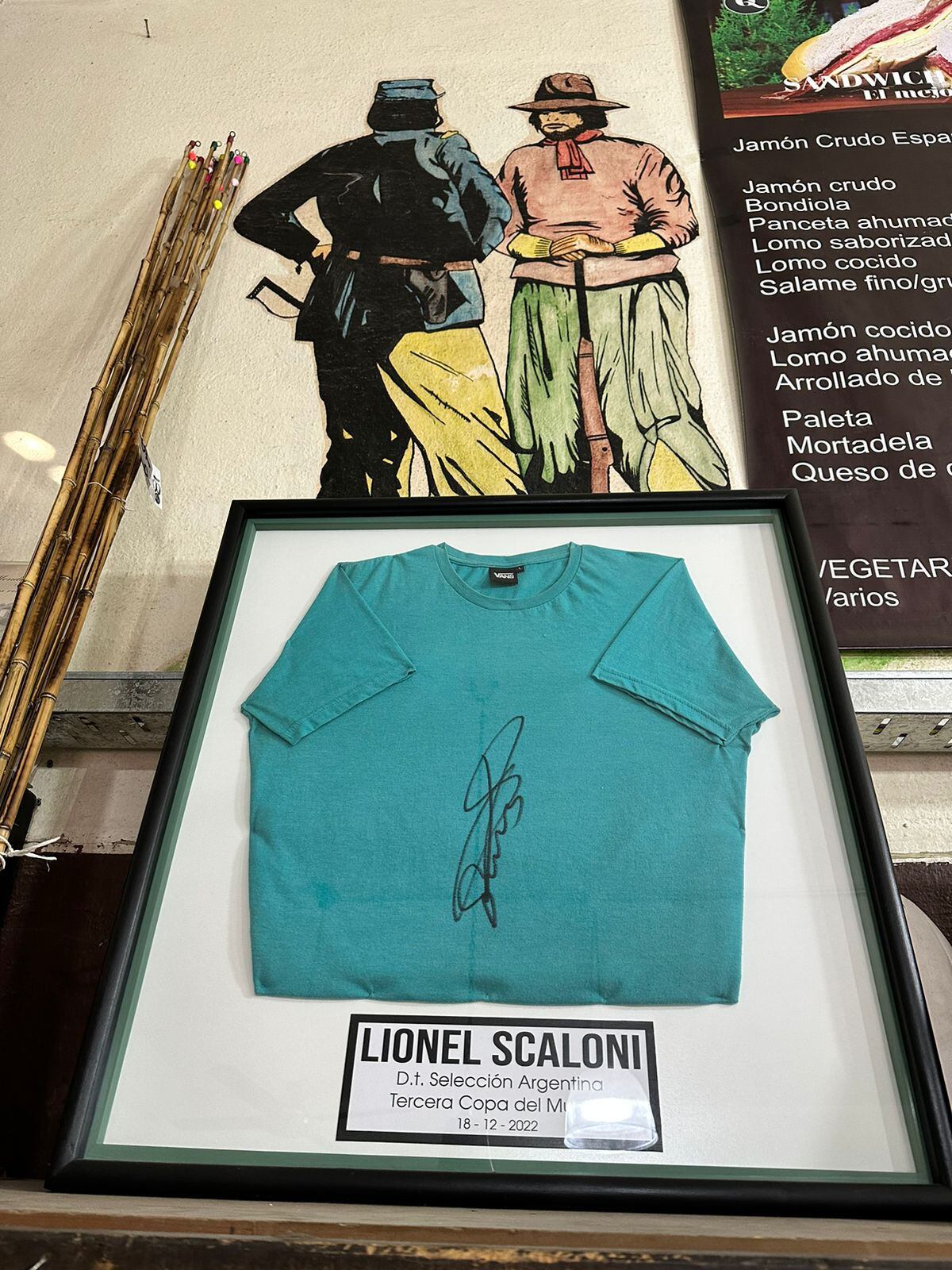La remera que les firmó Lionel Scaloni en su paso por el almacén ya está encuadrada
