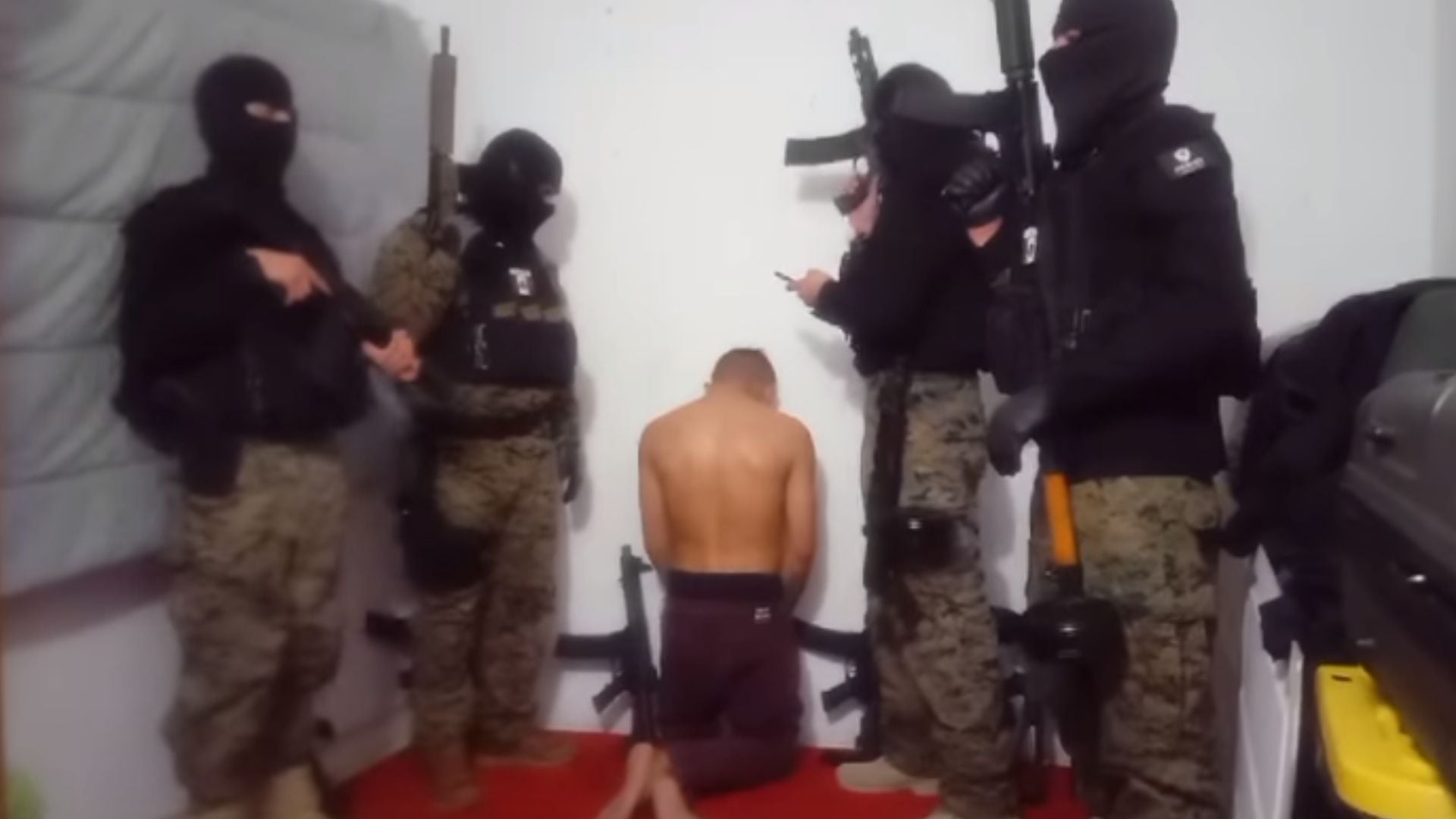 Un grupo de hombres armados capturó e interrogó a un supuesto miembro del Cártel de Sinaloa. (Especial)