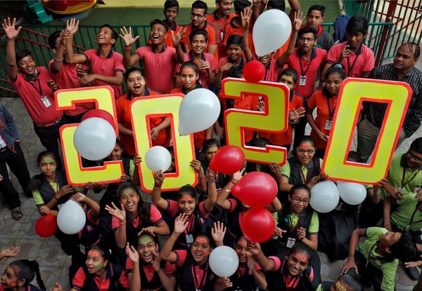 Alumnos de una escuela de Ahmedabad, India, celebran la llegad adel 2020