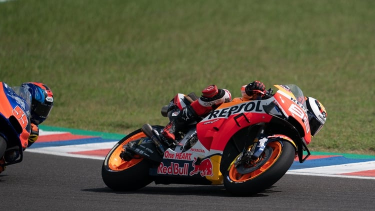 Marc Márquez en acción. El MotoGP canceló su primera fecha en Qatar y hasta ahora está confirmada su carrera en la Argentina (Crédito: Prensa HRC).