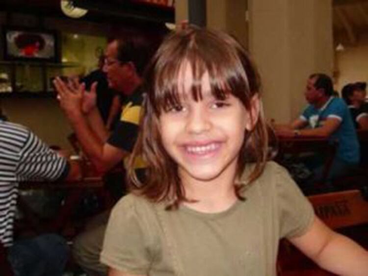 La autopsia demostró también que había sido golpeada: tenía el rostro morado, marcas en el cuello que sugerían ahorcamiento y una herida en la frente