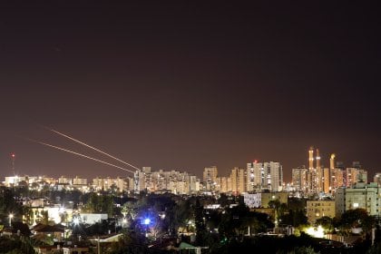 Rayos de luz producto de lanzamiento de cohetes desde la Franja de Gaza hacia Israel, visto desde Ashkelon, Israel, el 16 de mayo de 2021. REUTERS / Amir Cohen
