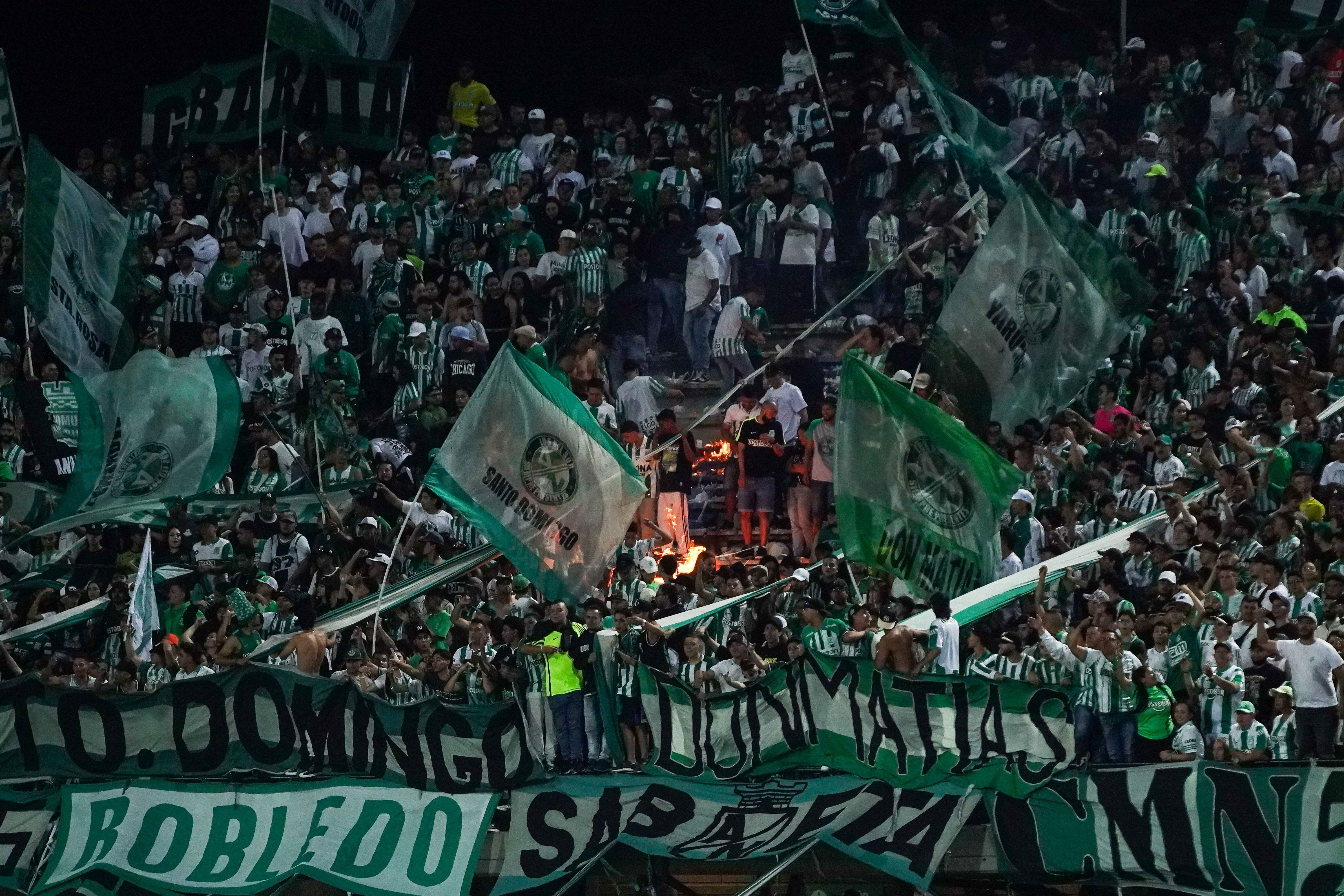 La tribuna sur del Atanasio Girardot presentó llamas ocasionadas por hinchas de Atlético Nacional - crédito Colprensa