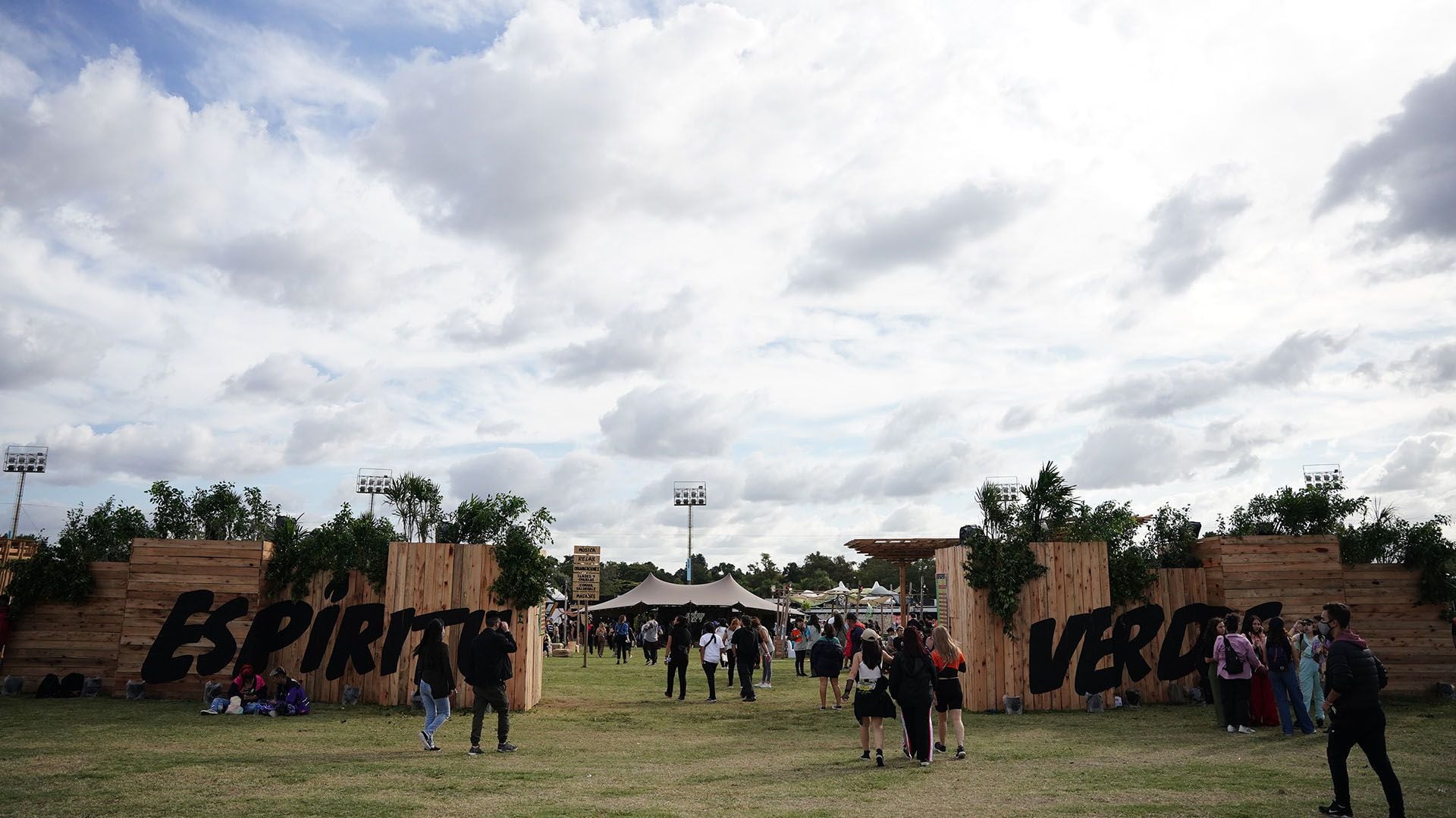 Lollapalooza 2022 Argentinien - Grünfläche und Kunst