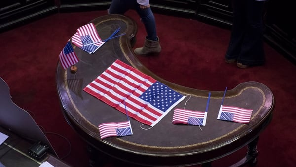 La oposición llevó banderas de Estados Unidos en referencia al FMI