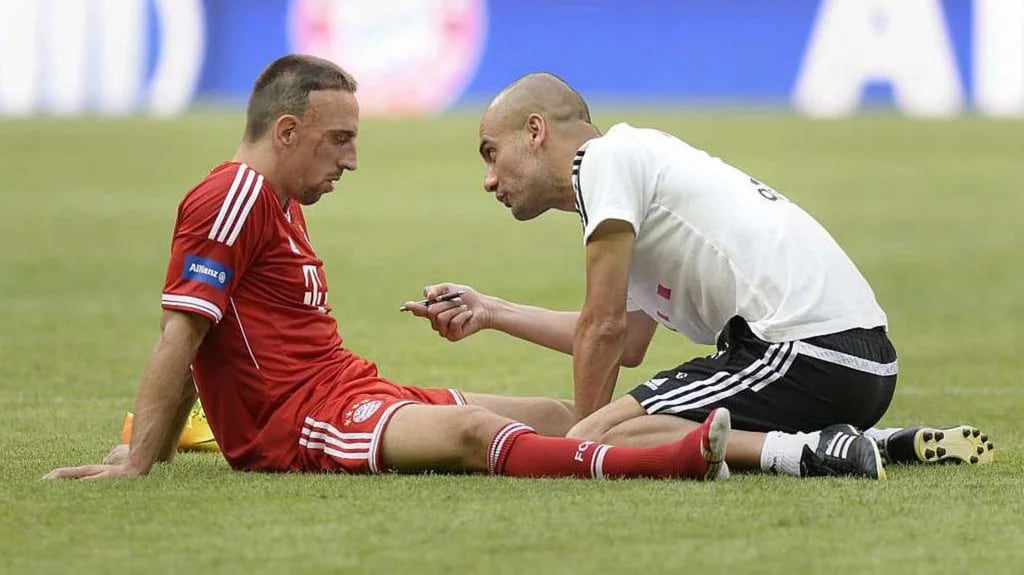 Pep Guardiola da indicaciones a Franck Ribery, notablemente exhausto (EFE)